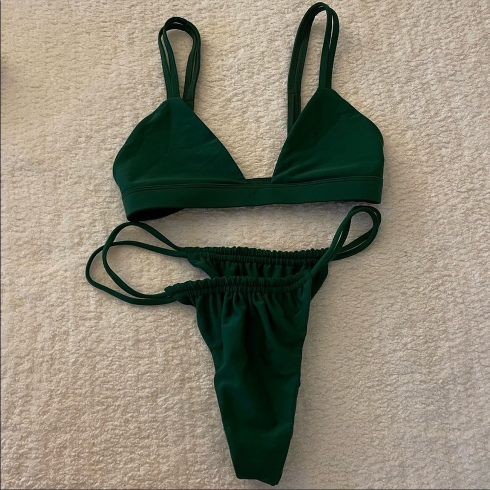 Reselling benoa swimsuit. I never wore this it didn’t fit me right.